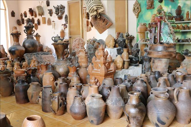 A range of products made with Cham pottery techniques in Phuoc Dan township, Ninh Thuan province. VNA Photo: Nguyễn Thành