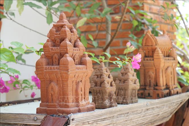 Cham tower made with Cham pottery techniques in Phuoc Dan township, Ninh Thuan province. VNA Photo: Nguyễn Thành