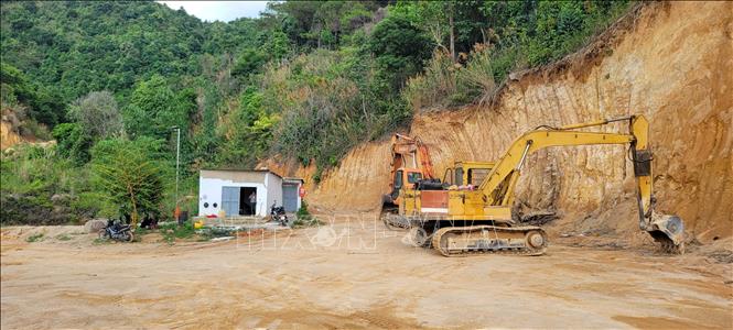 Hai xe máy múc khai thác trái phép tại khu vực giáp ranh giữa xã Biển Hồ (thành phố Pleiku) và xã Chư Đang Ya (huyện Chư Păh) tỉnh Gia Lai. Ảnh: Hoài Nam - TTXVN