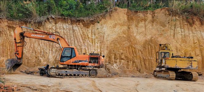 Khai thác đất trái phép tại khu vực giáp ranh giữa xã Biển Hồ (thành phố Pleiku) và xã Chư Đang Ya (huyện Chư Păh), tỉnh Gia Lai. Ảnh: Hoài Nam - TTXVN