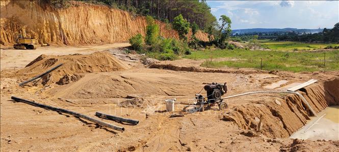 Hiện trường vụ hàng ngàn mét khối đất, cát bị khai thác trái phép tại khu vực giáp ranh giữa xã Biển Hồ (thành phố Pleiku) và xã Chư Đang Ya (huyện Chư Păh) tỉnh Gia Lai. Ảnh: Hoài Nam - TTXVN