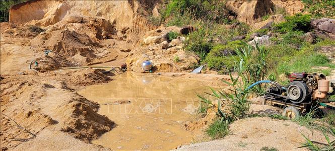 Hiện trường vụ hàng ngàn mét khối đất, cát bị khai thác trái phép tại khu vực giáp ranh giữa xã Biển Hồ (thành phố Pleiku) và xã Chư Đang Ya (huyện Chư Păh) tỉnh Gia Lai. Ảnh: Hoài Nam - TTXVN
