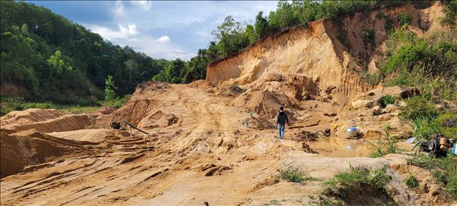 Hiện trường vụ hàng ngàn mét khối đất, cát bị khai thác trái phép tại khu vực giáp ranh giữa xã Biển Hồ (thành phố Pleiku) và xã Chư Đang Ya (huyện Chư Păh) tỉnh Gia Lai. Ảnh: Hoài Nam - TTXVN