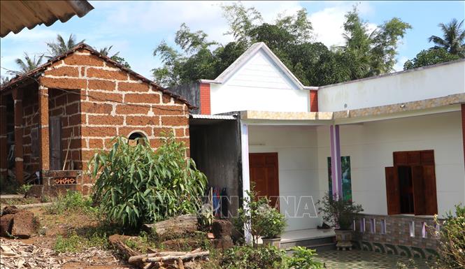 Ngôi nhà đá ong vẫn được người dân lưu giữ bên cạnh ngôi nhà mới khang trang. Ảnh: Đinh Hương - TTXVN