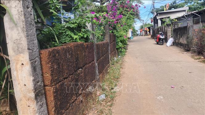 Bức tường rào được xây dựng từ đá ong. Ảnh: Đinh Hương - TTXVN