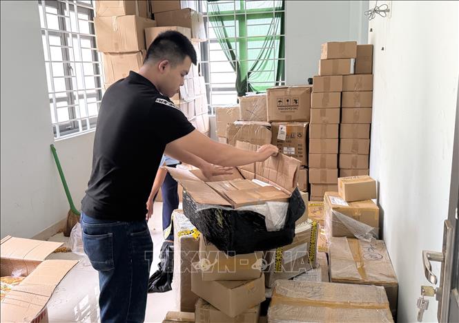 Nhiều mặt hàng mỹ phẩm, thực phẩm không rõ nguồn gốc, xuất xứ chuẩn bị được Chi cục Quản lý thị trường Phú Yên đưa đi tiêu hủy. Ảnh: Tường Quân - TTXVN