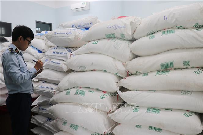 Chi cục Quản lý thị trường tỉnh Phú Yên thu giữ 33 tấn đường kính trắng có dấu hiệu tẩy xóa ngày sản xuất, hạn sử dụng trên bao bì. Ảnh: Tường Quân - TTXVN