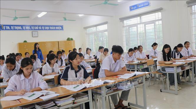 Học sinh Trường Phổ thông Dân tộc nội trú tỉnh Cao Bằng tập trung ôn thi chuẩn bị tốt cho Kỳ thi tốt nghiệp THPT năm 2025. Ảnh: Chu Hiệu-TTXVN.
