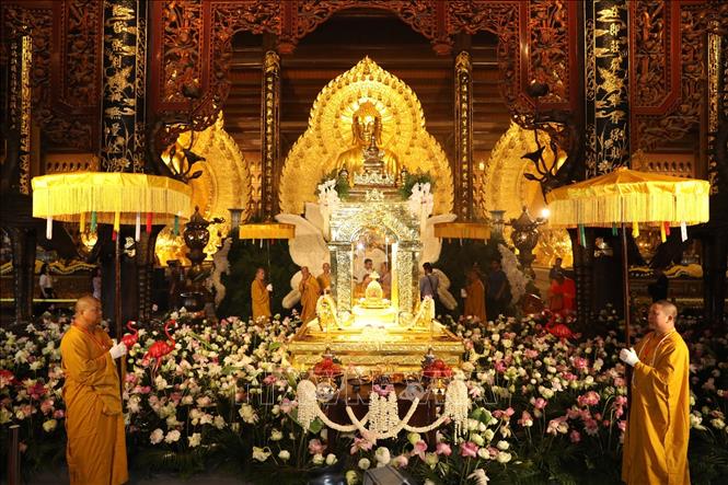 Xá lợi Đức Phật được tôn trí và chiêm bái tại điện Tam Thế, chùa Bái Đính. Ảnh: Đức Phương - TTXVN