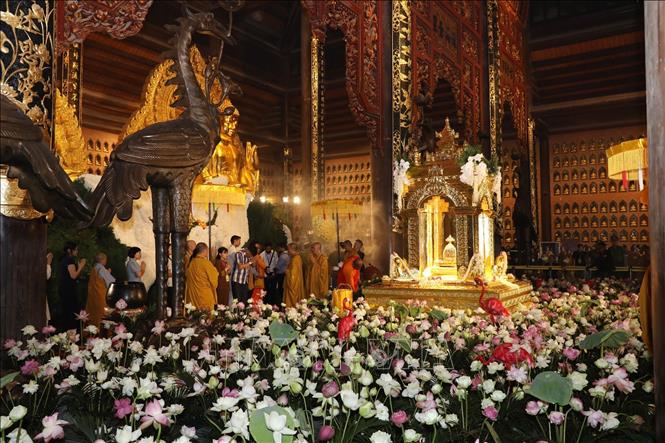 Xá lợi Đức Phật được tôn trí và chiêm bái tại điện Tam Thế, chùa Bái Đính. Ảnh: Đức Phương - TTXVN