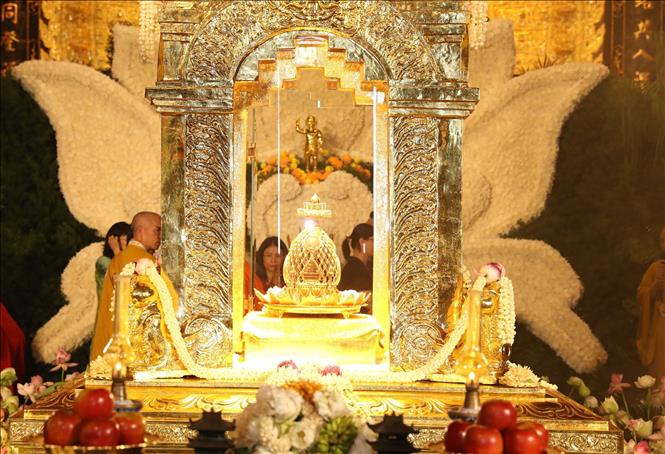 Xá lợi Đức Phật được tôn trí và chiêm bái tại điện Tam Thế chùa Bái Đính. Ảnh: Đức Phương - TTXVN