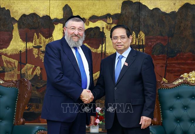 Prime Minister Pham Minh Chinh and Minister of Labour of Israel Yoav Ben Tzur. VNA Photo: Dương Giang