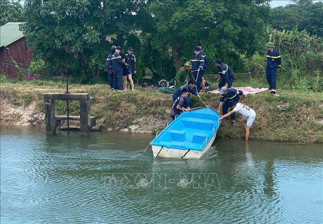 Triển khai công tác tìm kiếm thi thể em L.Q.H. Ảnh: TTXVN phát