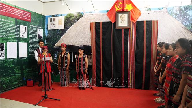 Tái hiện nghi lễ khi đồng bào ở huyện A Lưới nghe tin Bác Hồ kính yêu ra đi năm 1969. Ảnh: Tường Vi - TTXVN 