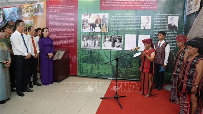 Tái hiện nghi lễ khi đồng bào ở huyện A Lưới nghe tin Bác Hồ kính yêu ra đi năm 1969. Ảnh: Tường Vi - TTXVN 