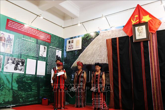 Tri ân công ơn của Đảng, Bác Hồ, đồng bào các dân tộc miền Tây thành phố Huế tự nguyện lấy họ Hồ làm họ của mình. Ảnh: Tường Vi - TTXVN