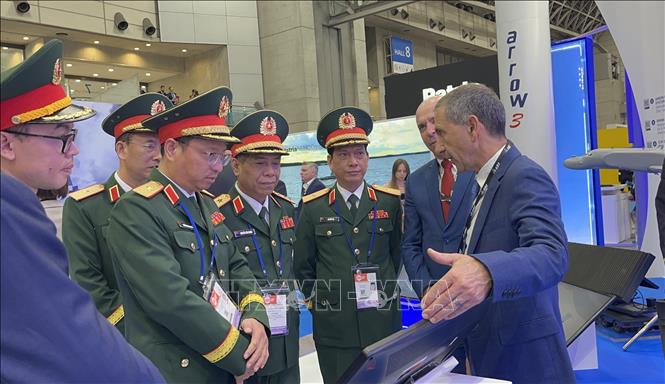 Đoàn đại biểu Bộ Quốc phòng Việt Nam tham quan các sản phẩm công nghệ mới được giới thiệu tại Triển lãm DSEI JAPAN 2025. Ảnh: Phạm Tuân-PV TTXVN tại Nhật Bản