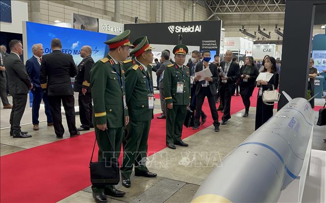 Đoàn đại biểu Bộ Quốc phòng Việt Nam tham quan Triển lãm DSEI JAPAN 2025. Ảnh: Phạm Tuân-PV TTXVN tại Nhật Bản