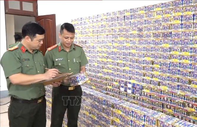 Tang vật thu giữ là 1,5 tấn pháo. Ảnh: TTXVN phát