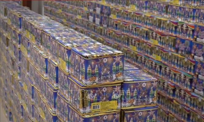 Cơ quan điều tra thu giữ tang vật là gần 1,5 tấn pháo. Ảnh: TTXVN phát