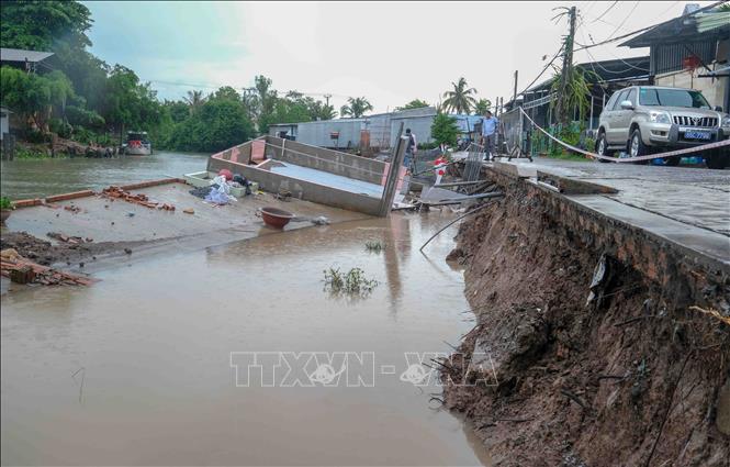 Vị trí sạt lở trên tuyến kênh Thơm Rơm đoạn qua khu vực Tân Phú, phường Thuận Hưng, quận Thốt Nốt, làm sụp 3 căn nhà và 1 lò sản xuất bánh tráng xảy ra ngày 16/5. Ảnh: Thanh Liêm - TTXVN