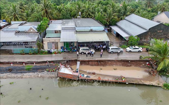 Vị trí sạt lở trên tuyến kênh Thơm Rơm đoạn qua khu vực Tân Phú, phường Thuận Hưng, quận Thốt Nốt, làm sụp 3 căn nhà và 1 lò sản xuất bánh tráng xảy ra ngày 16/5 nhìn từ trên cao. Ảnh: Thanh Liêm - TTXVN