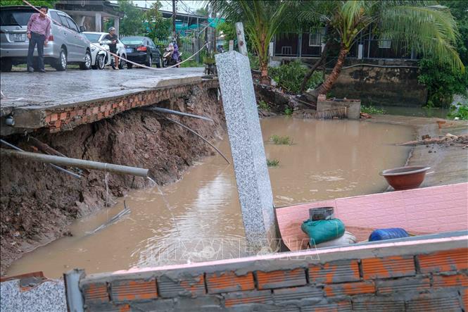 Vị trí sạt lở trên tuyến kênh Thơm Rơm đoạn qua khu vực Tân Phú, phường Thuận Hưng, quận Thốt Nốt làm sụp 3 căn nhà và 1 lò sản xuất bánh tráng xảy ra ngày 16/5. Ảnh: Thanh Liêm - TTXVN