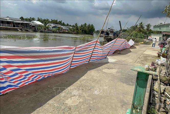 Điểm sạt lở trên sông Ô Môn tại ấp Thới Khánh A, xã Tân Thạnh, huyện Thới Lai, khiến 1 căn nhà bị sụp xuống sông ngày 20/5. Ảnh: Thanh Liêm - TTXVN