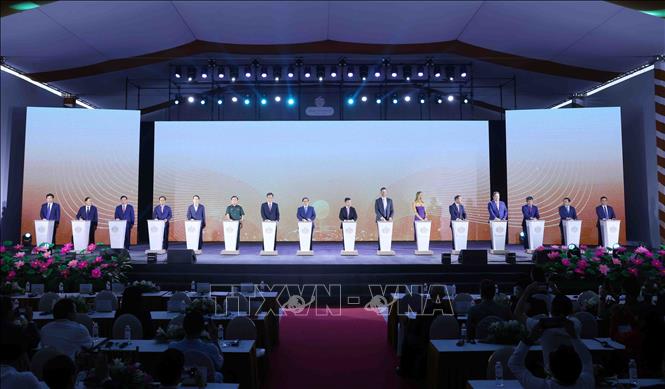 PM Pham Minh Chinh and other delegates at the groundbreaking ceremony. VNA Photo: Phạm Kiên 