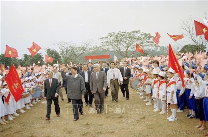 Nhân dân thị trấn Khe Sanh, huyện Hướng Hóa, tỉnh Quảng Trị đón Chủ tịch nước Trần Đức Lương về thăm (8/1/1999). Ảnh: Trọng Nghiệp - TTXVN