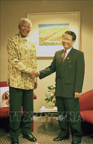 Tổng thống Nam Phi Nelson Mandela, Chủ tịch phong trào các nước không liên kết tiếp Chủ tịch nước Trần Đức Lương sang dự Hội nghị cấp cao Phong trào Không liên kết lần thứ 12 tại Nam Phi (9/1998). Ảnh: Trọng Nghiệp - TTXVN