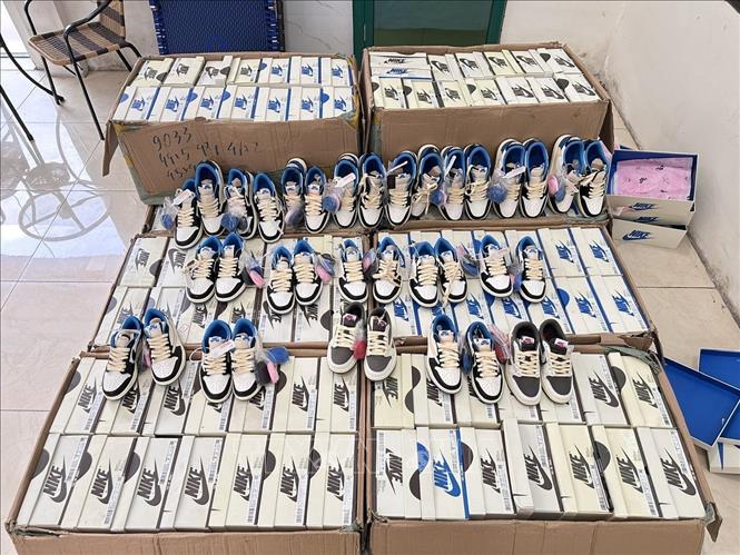 Sản phẩm giày thể thao mang dấu hiệu giả mạo nhãn hiệu Nike bị thu giữ. Ảnh: TTXVN phát