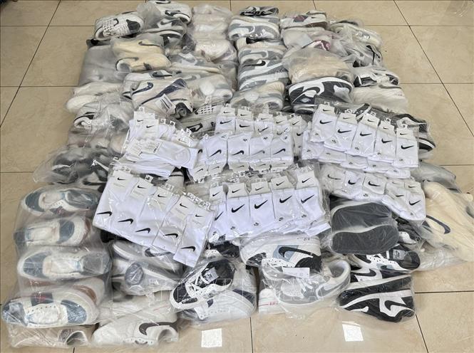 Sản phẩm giày thể thao và tất chân mang dấu hiệu giả mạo nhãn hiệu Nike. Ảnh: TTXVN phát