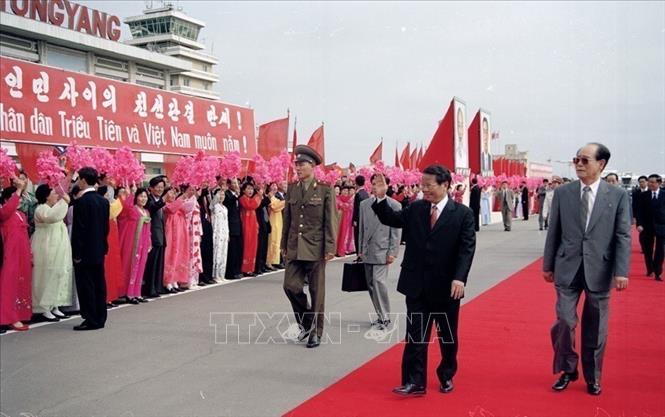 Nhân dân Thủ đô Bình Nhưỡng nồng nhiệt chào đón Chủ tịch nước Trần Đức Lương thăm chính thức CHDCND Triều Tiên, tại Lễ đón ở sân bay quốc tế Sunan, ngày 2/5/2002. Ảnh: Trọng Nghiệp - TTXVN