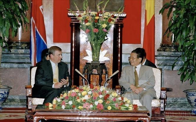 Chủ tịch nước Trần Đức Lương tiếp Công tước xứ York, Hoàng tử Vương quốc Anh Andrew (Hà Nội, 5/6/2006). Ảnh: Thống Nhất - TTXVN