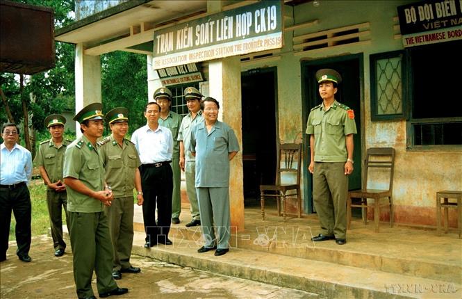 Chủ tịch nước Trần Đức Lương thăm trạm kiểm soát liên hợp CK19 huyện Đức Cơ (Gia Lai) trên tuyến biên giới Việt Nam - Campuchia (1999). Ảnh: Trọng Nghiệp - TTXVN