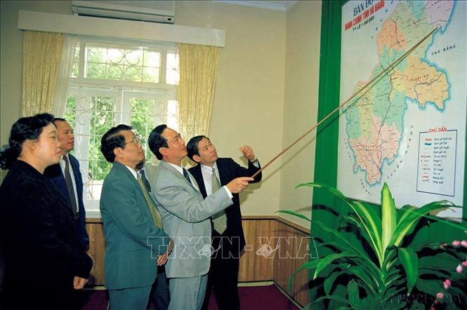 Chủ tịch nước Trần Đức Lương làm việc với cán bộ chủ chốt Tỉnh ủy, UBND tỉnh Hà Giang (1999). Ảnh: TTXVN