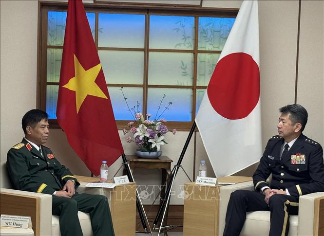 Sen. Lt. Gen. Nguyen Van Nghia (L) has a bilateral meeting with General Morishita Yasunori, Chief of Staff of the Ground Self-Defence Force of Japan. VNA Photo: Phạm Tuân 