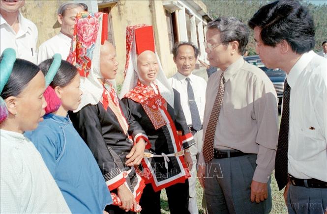 Chủ tịch nước Trần Đức Lương nói chuyện với đồng bào các dân tộc xã Phong Dụ, huyện miền núi Tiên Yên (Quảng Ninh), năm 1997. Ảnh: Trọng Nghiệp - TTXVN