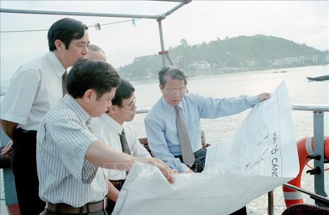 Chủ tịch nước Trần Đức Lương kiểm tra quy hoạch Vịnh Hạ Long, nhằm đảm bảo phát triển kinh tế và bảo vệ cảnh quan môi trường (15/10/1997). Ảnh: Trọng Nghiệp – TTXVN