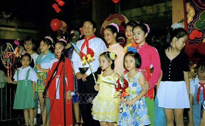 Chủ tịch nước Trần Đức Lương vui tết Trung thu với thiếu nhi Thủ đô (23/9/1999). Ảnh: Đình Trân - TTXVN