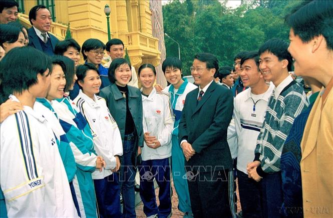 Chủ tịch nước Trần Đức Lương gặp gỡ tài năng trẻ trong các lĩnh vực giáo dục, văn hóa, nghệ thuật và thể thao đã giành được các giải cao quốc tế (Hà Nội, 23/1/2000). Ảnh: Trọng Nghiệp – TTXVN
