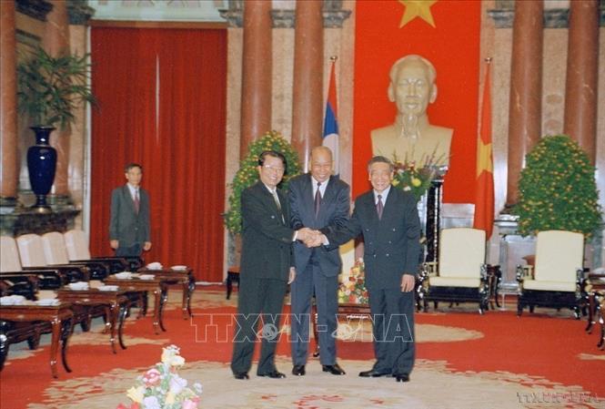 Tổng Bí thư Lê Khả Phiêu, Chủ tịch nước Trần Đức Lương và đồng chí Khamtay Siphandone, Chủ tịch Đảng NDCM Lào, Chủ tịch nước Lào tại Phủ Chủ tịch, ngày 4/1/1999. Ảnh: Nguyễn Khang-TTXVN