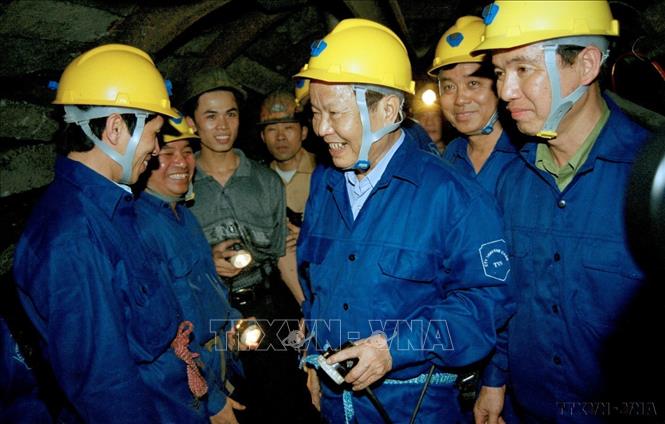 Chủ tịch nước Trần Đức Lương gặp gỡ công nhân Công ty Than Khe Chàm đang khai thác than trong hầm lò (2002). Ảnh: Trọng Nghiệp – TTXVN
