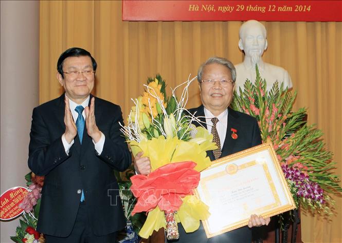 Chủ tịch nước Trương Tấn Sang trao Huy hiệu 55 tuổi Đảng cho đồng chí Trần Đức Lương (Hà Nội, 29/12/2014). Ảnh: Nguyễn Khang – TTXVN
