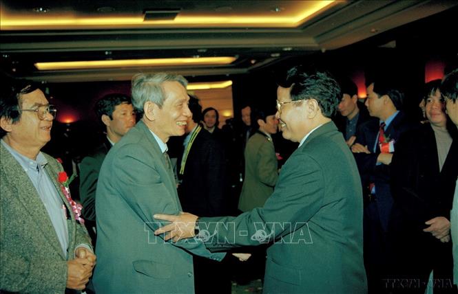 Chủ tịch nước Trần Đức Lương gặp gỡ nhà báo lão thành Đỗ Phượng, nguyên Tổng giám đốc Thông tấn xã Việt Nam trong chuyến thăm và làm việc với Hội Nhà báo Việt Nam (1999). Ảnh: Trọng Nghiệp - TTXVN