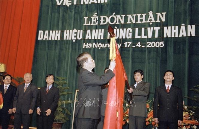 Chủ tịch nước Trần Đức Lương trao tặng Danh hiệu Anh hùng Lực lượng vũ trang nhân dân cho Thông tấn xã Việt Nam, ngày 17/4/2005. Ảnh: Nguyễn Khang - TTXVN