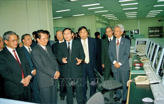 Chủ tịch nước Trần Đức Lương thăm cơ sở vật chất kỹ thuật phục vụ công tác thông tin tại Trung tâm viễn thông quốc tế khu vực 1 (Hà Nội). Ảnh: Trọng Nghiệp – TTXVN