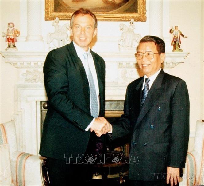 Thủ tướng Anh Tony Blair tiếp Chủ tịch nước Trần Đức Lương thăm chính thức Vương quốc Anh, tháng 5/2004. Ảnh: Nguyễn Khang - TTXVN