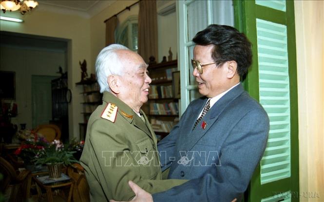 Nhân kỷ niệm 55 năm Ngày thành lập QĐNDVN, Chủ tịch nước Trần Đức Lương đến thăm Đại tướng Võ Nguyên Giáp, nguyên Ủy viên Bộ Chính trị, nguyên Bộ trưởng Bộ Quốc phòng (1999). Ảnh: Trọng Nghiệp – TTXVN